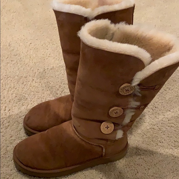 UGG boots tall with Bailey buttons size 10 - Picture 1 of 9
